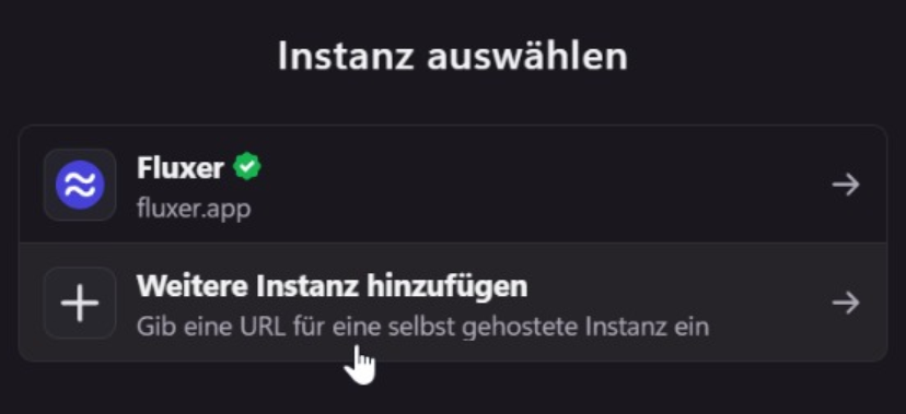 Fluxer-Fenster „Instanz auswählen“: unter „Fluxer – fluxer.app“ steht „Weitere Instanz hinzufügen – Gib eine URL für eine selbst gehostete Instanz ein“.